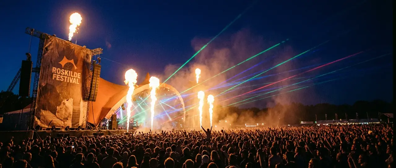 Publikum foran scenen til en festival om aftenen
